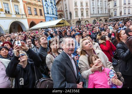 Menschenmassen vor der Prager Astronomischen Uhr Altstädter Ring Tschechische Republik Massentourismus Stockfoto