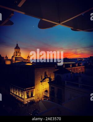 SEVILLA, SPANIEN - einen herrlichen Panoramablick auf die Stadt von Metropol Parasol (Holz- Struktur im La Encarnacion Platz, im alten Viertel von Sevill Stockfoto