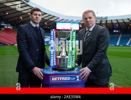 Rangers FC über Press Association Bilder Rangers' Manager Steven Gerrard und Keltischer Manager Neil Lennon mit dem Betfred Liga Cup Trophäe, während Manager bei Hampden Stadion, Glasgow. Stockfoto