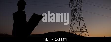 Das zusammengesetzte Bild der weiblichen Architect bei Blueprint gegen weiße Hintergrund Stockfoto