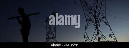 Zusammengesetztes Bild der lächelnde Arbeiter mit Holzbohlen Stockfoto