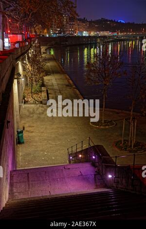 LYON, Frankreich, 5. Dezember 2019: Fest der Lichter auf der Saône Banken. Für 4 Nächte, Künstler, Gebäude, Straßen mischen Glanz der Mon Stockfoto