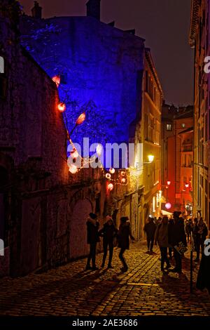 LYON, Frankreich, 5. Dezember 2019: Festival der Lichter in den kleinen Straßen von vieux-lyon. Für 4 Nächte, Künstler, Gebäude, Straßen Mischen splen Stockfoto