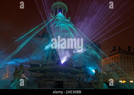 LYON, Frankreich, 5. Dezember 2019: Lasershow auf dem Brunnen für Festival der Lichter. Für 4 Nächte, Künstler, Gebäude, Straßen mischen Glanz Stockfoto