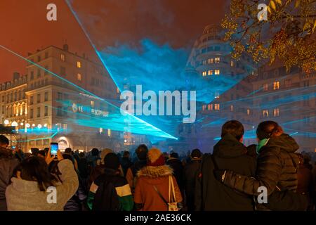 LYON, Frankreich, 5. Dezember 2019: Lasershow auf dem Brunnen für Festival der Lichter. Für 4 Nächte, Künstler, Gebäude, Straßen mischen Glanz Stockfoto