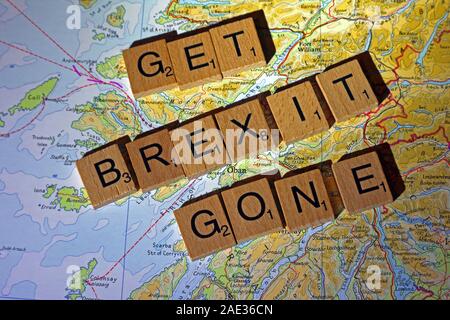 Sie Brexit gegangen in Scrabble Buchstaben auf Schottland Karte - allgemeine Wahlen, Wahlen, Parteien, Politiker, Parteien, Ansprüche, Zweifel Stockfoto
