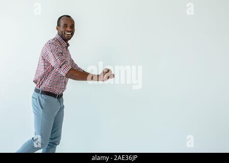 Lächelnd afro-amerikanische Mann genießen Einkaufen im Supermarkt Stockfoto