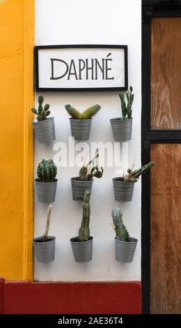 Sevilla, Spanien - Apr 30,2019: schöne Außenfassade Details mit einem antiken hölzernen Tür und Blumen Dekoration in der Altstadt. Fragment Foto von Haus Stockfoto