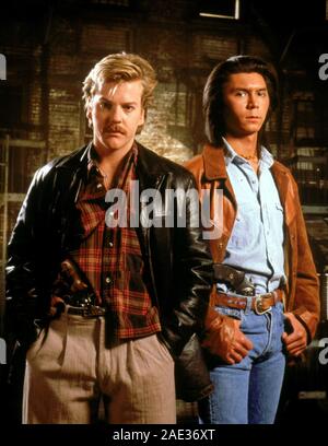 KIEFER SUTHERLAND, Lou Diamond Phillips RENEGADES (1989), unter der Regie von Jack Schulter. Copyright: Nur die redaktionelle Nutzung. Kein Merchandising oder Buch deckt. Dies ist eine öffentlich verteilten Handzettel. Zugriffsrechte nur, keine Lizenz des Urheberrechts zur Verfügung gestellt. Nur in Verbindung mit Werbung für diesen Film. Quelle: UNIVERSAL PICTURES/Album Stockfoto