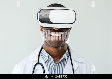 Close up fröhliche Arzt tragen VR-Brille Stockfoto