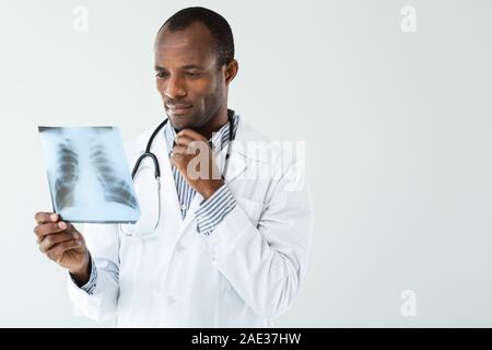 Nachdenklich Arzt Analyse der x-ray Scan Stockfoto