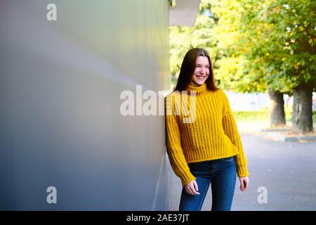 Porträt der Glückliche junge rothaarige Frau lächelnd Stockfoto