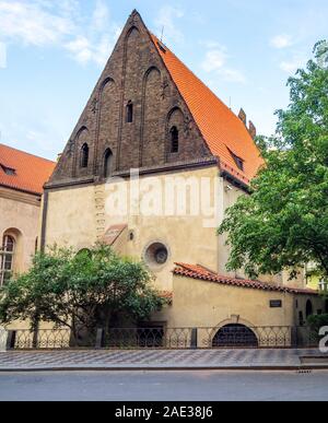 Historischen mittelalterlichen gotischen Alten Neue Synagoge im jüdischen Viertel von Josefov Altstadt in Prag in der Tschechischen Republik. Stockfoto