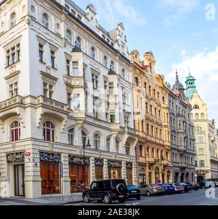 Apartment Gebäuden mit hohen Fashion Stores entlang Pařížská Straße jüdischen Viertel Josefov der Prager Altstadt Staré město Praha Tschechische Republik Stockfoto