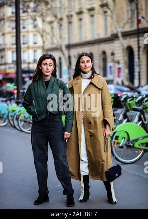 PARIS, Frankreich, 28. Februar 2019: Julia Haghjoo und Sylvia Haghjoo auf der Straße während der Pariser Modewoche. Stockfoto