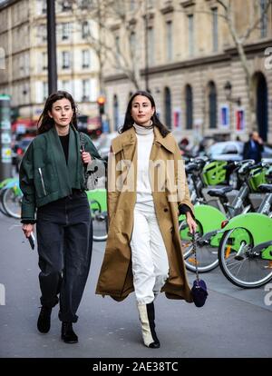 PARIS, Frankreich, 28. Februar 2019: Julia Haghjoo und Sylvia Haghjoo auf der Straße während der Pariser Modewoche. Stockfoto