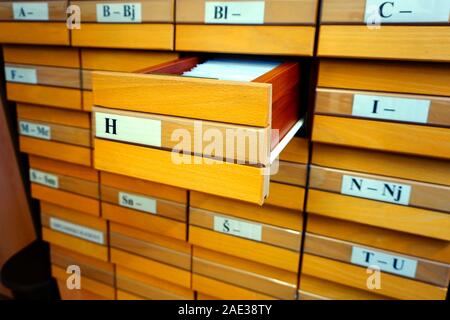 Vintage Holz- Katalog mit einem offenen Schublade des Buchstaben f und Dokumente in Es
