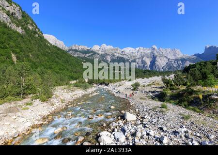 Theth, Albanien, 6. Juli 2019: Tal von Theth in den Dinarischen Alpen in Albanien an einem schönen Sommertag Stockfoto