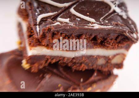 Chocolate frosted und geschichteten Brownie mit dekorativen Vereisung Stockfoto