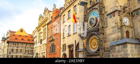 Historische Dum u Minuty mit dekorativen Sgraffito und mittelalterliche astronomische Uhr im Alten Rathaus in Prag in der Tschechischen Republik. Stockfoto