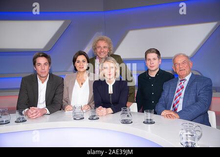 Köln, Deutschland. Dez, 2019 04. Von links: Markus Feldenkirchen, Journalistin, Autorin, Moderatorin Sandra Maischberger, hinter: Thomas Gottschalk, Moderator, Entertainer, Susan LINK, Moderator, Kevin KUEHNERT; Politiker, SPD, Juso - Vorsitzende, Peter Hahne, Moderator. Bin aischberger. die Woche', Talkshow, WDR/ARD, 04.12.2019. | Verwendung der weltweiten Kredit: dpa/Alamy leben Nachrichten Stockfoto