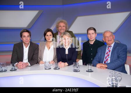 Köln, Deutschland. Dez, 2019 04. Von links: Markus Feldenkirchen, Journalistin, Autorin, Moderatorin Sandra Maischberger, hinter: Thomas Gottschalk, Moderator, Entertainer, Susan LINK, Moderator, Kevin KUEHNERT; Politiker, SPD, Juso - Vorsitzende, Peter Hahne, Moderator. Bin aischberger. die Woche', Talkshow, WDR/ARD, 04.12.2019. | Verwendung der weltweiten Kredit: dpa/Alamy leben Nachrichten Stockfoto