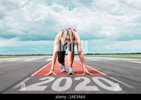 Läuferin wartet auf ihren Start- und Landebahn am Flughafen. Im Vordergrund die lackiert: 2020 symbolisiert das Jahr. Stockfoto