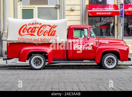 Red classic vintage Cola Cola Lkw außerhalb James Dean American Diner in der Altstadt von Prag in der Tschechischen Republik geparkt. Stockfoto