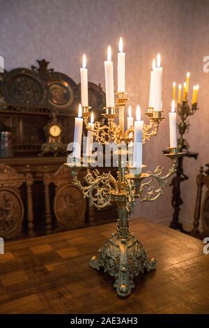 Antike Küche Interieur im traditionellen belgischen Stil und Kandelaber mit Kerzen. Das Ende des 19. Jahrhunderts. Stockfoto