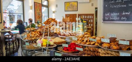 Gebäck Muffins und Kuchen in einem Restaurant, das Frühstück in der Altstadt von Prag in der Tschechischen Republik. Stockfoto