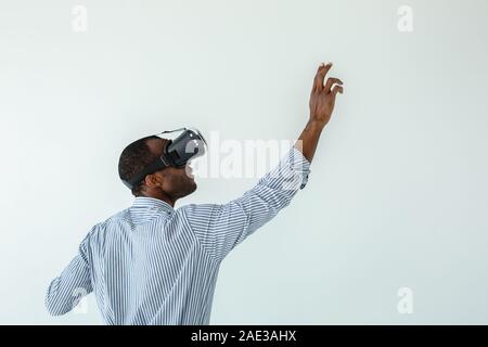 Angenehme afro-amerikanische Mann testen VR-Brille Stockfoto