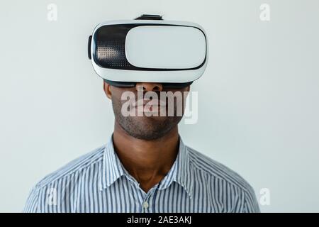 Porträt von Ernst afro-amerikanische Mann mit VR-Brille Stockfoto