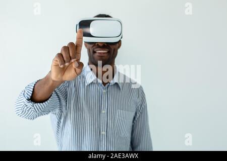 African American junger Mann tragen Vr virtual-Reality-Kopfhörer auf weißem Hintergrund Stockfoto