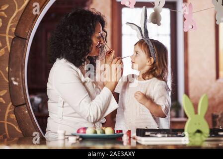 Großmutter und Enkelin haben sie Spaß in der Küche zu Ostern Stockfoto