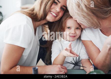 Die Nähe von Menschen. Mutter, Großmutter und Tochter eine gute Zeit in der Küche Stockfoto