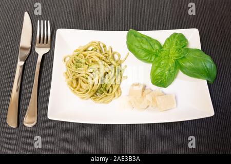 Linguine (oder) Trenette mit Pesto Genovese, einem typischen Soße der Region Ligurien (Italien). Das Basilikum ist der grundlegende Bestandteil dieser Delic Stockfoto