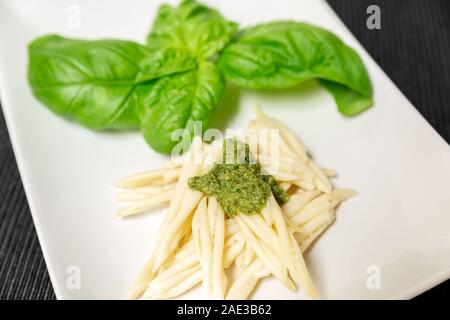 Trofie mit Genueser Pesto. Trofie ist eine Art von Pasta, die typisch für die Region Ligurien (Italien) Basilikum ist der grundlegende Bestandteil dieser köstliche Stockfoto