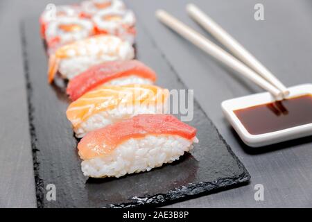 Sushi, ein typisch japanisches Essen zubereitet auf der Basis von Reis und verschiedenen rohen Fisch. Stockfoto