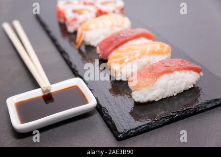 Sushi, ein typisch japanisches Essen zubereitet auf der Basis von Reis und verschiedenen rohen Fisch. Stockfoto