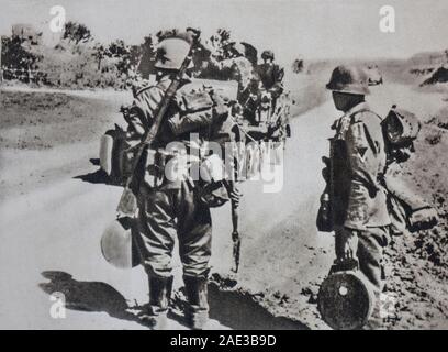 Die deutsche Armee zieht. Die letzten Fahrzeuge, die Genie wird die Zeit, die Minen, die Straßen in die Luft zu sprengen. Stockfoto