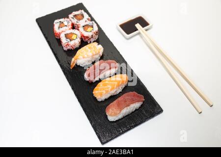 Sushi, ein typisch japanisches Essen zubereitet auf der Basis von Reis und verschiedenen rohen Fisch. Zu denen noch nach den Varianten, in diesem Fall es kommt Stockfoto