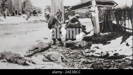 Die offensive in den Ardennen. Deutsche Soldaten streifen die Körper der amerikanischen Soldaten, ihrer Schuhe und Ausrüstung. Stockfoto