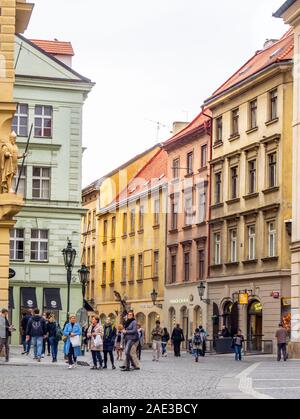 Touristen entlang Železná Street Shopping Precinct in der Altstadt von Prag in der Tschechischen Republik. Stockfoto