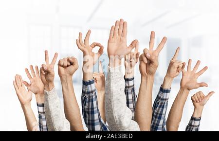 Zeile des Menschen Hände, die verschiedene Gesten Stockfoto