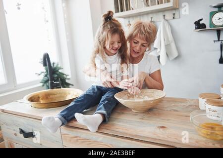 Die Zubereitung von Speisen Spaß geht. Großmutter und Enkelin eine gute Zeit in der Küche Stockfoto