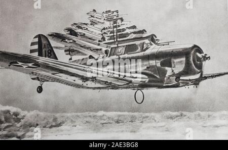 Eine Gruppe von amerikanischen Bomber fliegen in Linie über das Meer der Wolken. Stockfoto