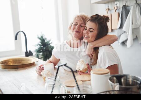 Liebevolle Eltern. Mutter und Tochter Haben der guten Zeit in der Küche Stockfoto