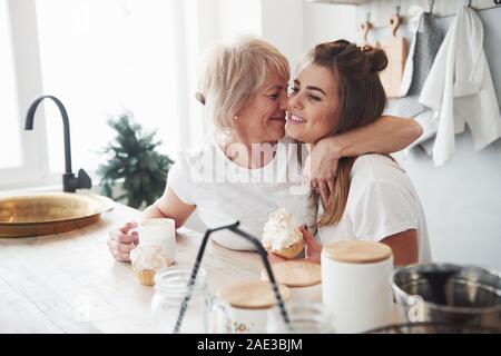 Sie wird immer Kind für Sie sein. Mutter und Tochter Haben der guten Zeit in der Küche Stockfoto