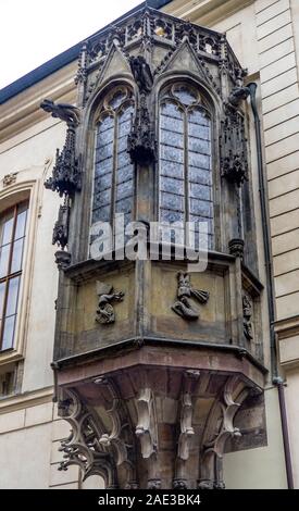 Oriel bay Witwe im Gebäude der Altstadt Karolinum in Prag in der Tschechischen Republik. Stockfoto