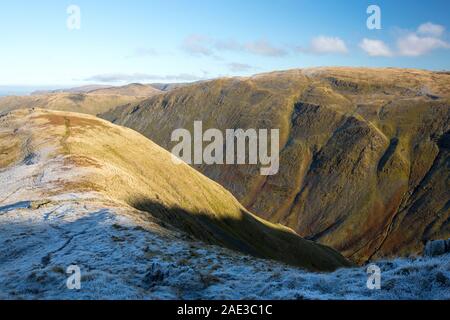 Auf mittleren Dodd von Rot Geröllhalden im Lake District in Großbritannien, mit einem harten Frost. Stockfoto